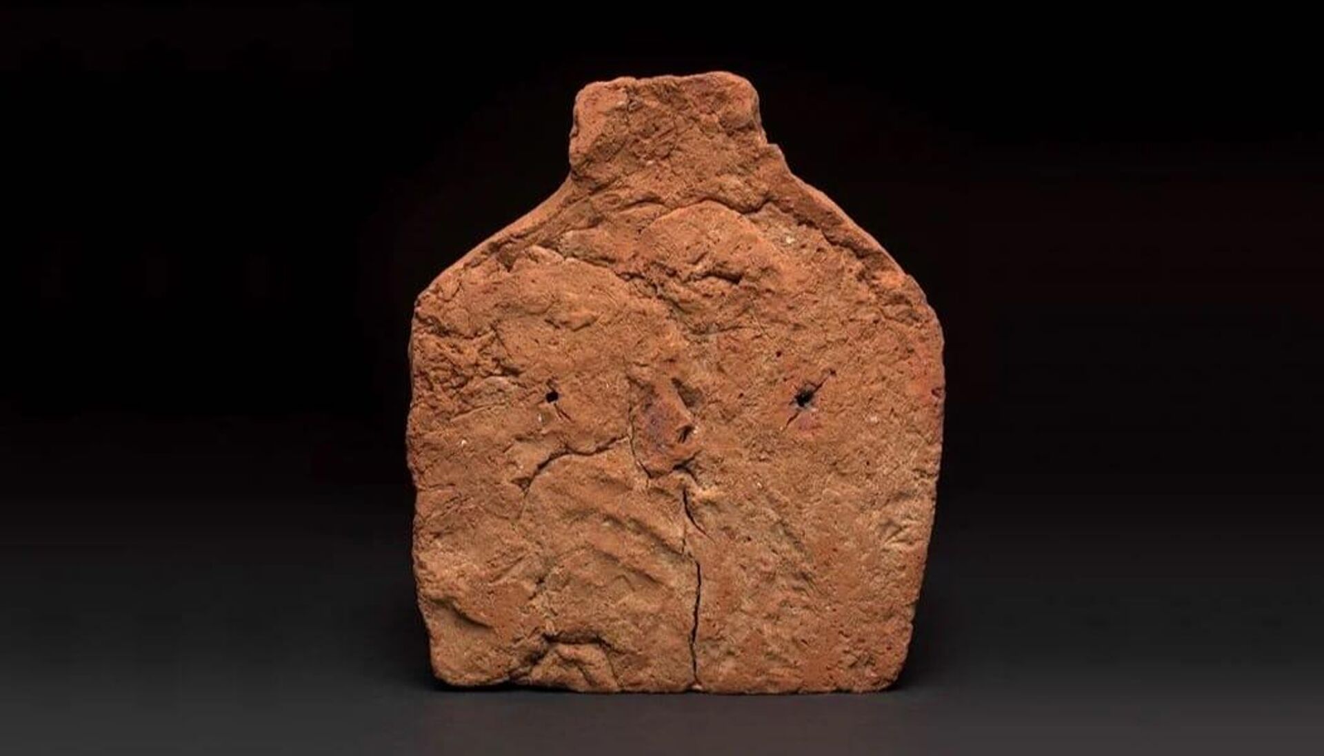 Uma marca de mão do fabricante é visível na parte inferior do artefato e provavelmente foi feita quando alguém, talvez o oleiro, tirou a casa de almas da oficina para secar antes da queima da argila, há cerca de 2.055–1.650 a.C.