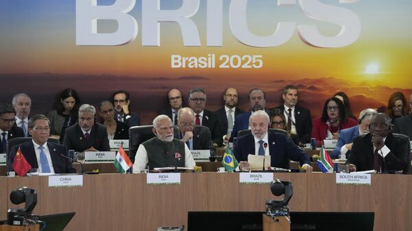 O presidente do Brasil, Luiz Inácio Lula da Silva (terceiro da esquerda para a direita, em primeiro plano) discursa ao lado de Cyril Ramaphosa (na ponta direita), presidente da África do Sul; Narendra Modi (segundo da esquerda para a direita), primeiro-ministro da Índia; e Li Qiang (na ponta esquerda), premiê da China, durante a 17ª Cúpula do BRICS, no Rio de Janeiro. Brasil, 7 de julho de 2025 - Sputnik Brasil