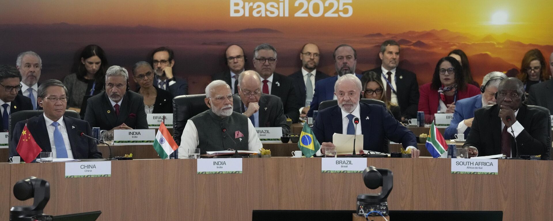 O presidente do Brasil, Luiz Inácio Lula da Silva (terceiro da esquerda para a direita, em primeiro plano) discursa ao lado de Cyril Ramaphosa (na ponta direita), presidente da África do Sul; Narendra Modi (segundo da esquerda para a direita), primeiro-ministro da Índia; e Li Qiang (na ponta esquerda), premiê da China, durante a 17ª Cúpula do BRICS, no Rio de Janeiro. Brasil, 7 de julho de 2025 - Sputnik Brasil, 1920, 06.09.2025