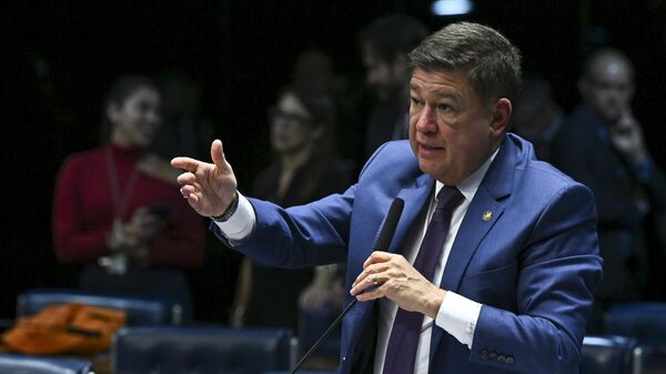 Carlos Viana em pronunciamento à bancada no Senado, em Brasília (DF). Brasil, 16 de julho de 2025 - Sputnik Brasil