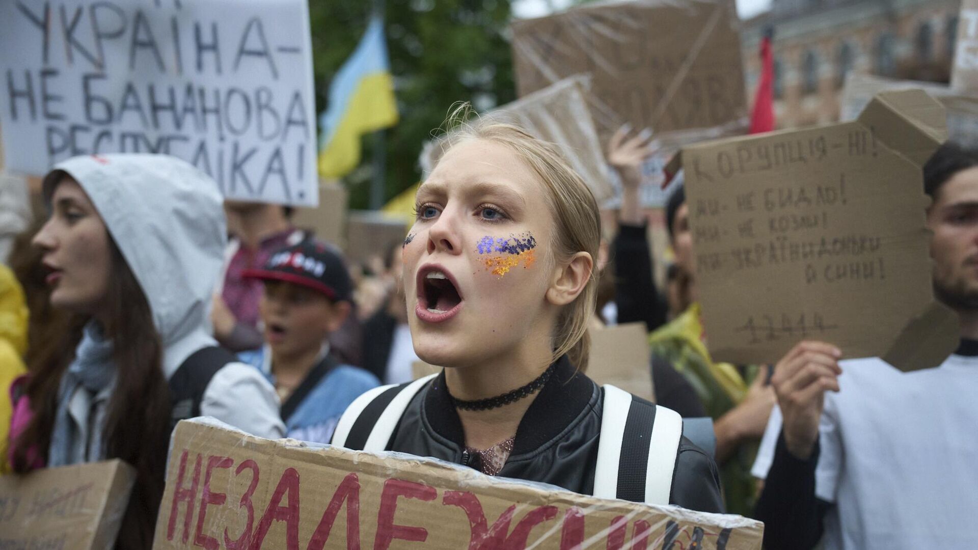 Manifestantes seguram faixas durante protesto em Kiev contra uma lei que restringe a atuação de agências anticorrupção. Ucrânia, 30 de julho de 2025 Manifestantes seguram faixas durante protesto em Kiev contra uma lei que restringe a atuação de agências anticorrupção. Ucrânia, 30 de julho de 2025 - Sputnik Brasil, 1920, 30.07.2025