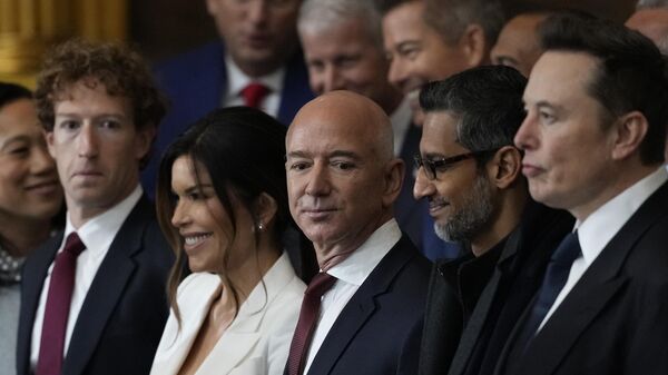 Mark Zuckerberg (na ponta esquerda), CEO da Meta; Jeff Bezos (ao centro), CEO da Amazon; Sundar Pichai (segundo da direita para a esquerda), CEO do Google; e Elon Musk (na ponta direita), proprietário do X, durante a posse presidencial de Donald Trump no Capitólio dos EUA. Washington, D.C., 20 de janeiro de 2025 - Sputnik Brasil