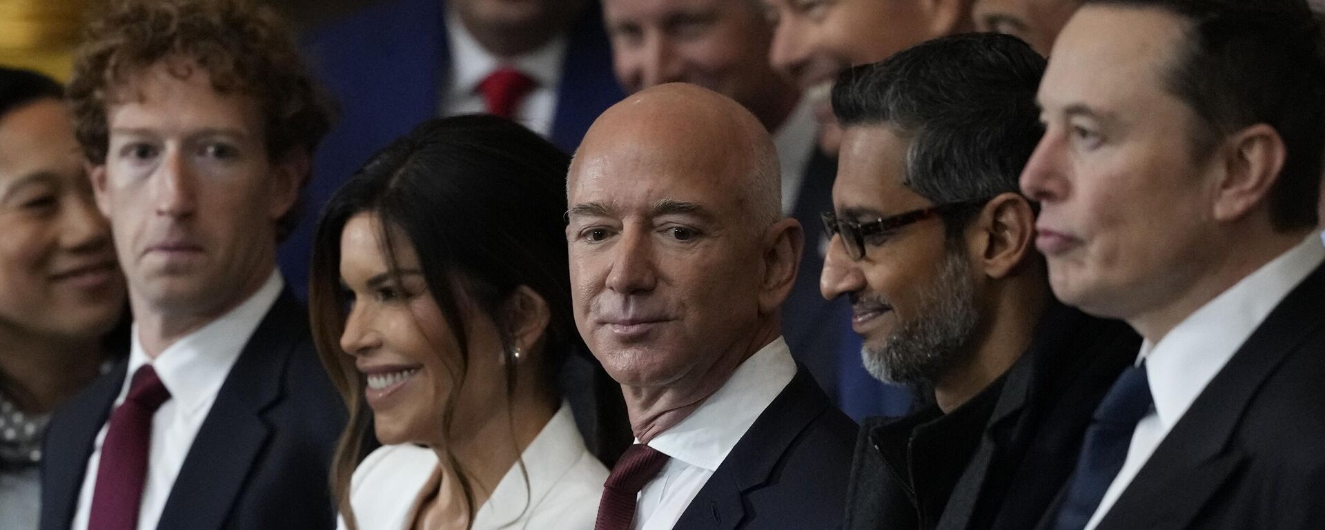 Mark Zuckerberg (na ponta esquerda), CEO da Meta; Jeff Bezos (ao centro), CEO da Amazon; Sundar Pichai (segundo da direita para a esquerda), CEO do Google; e Elon Musk (na ponta direita), proprietário do X, durante a posse presidencial de Donald Trump no Capitólio dos EUA. Washington, D.C., 20 de janeiro de 2025 - Sputnik Brasil, 1920, 30.07.2025