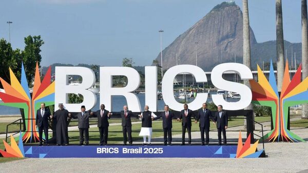 Tarifas dos EUA podem funcionar como 'catalisadora de mudanças' para o BRICS, diz especialista - Sputnik Brasil