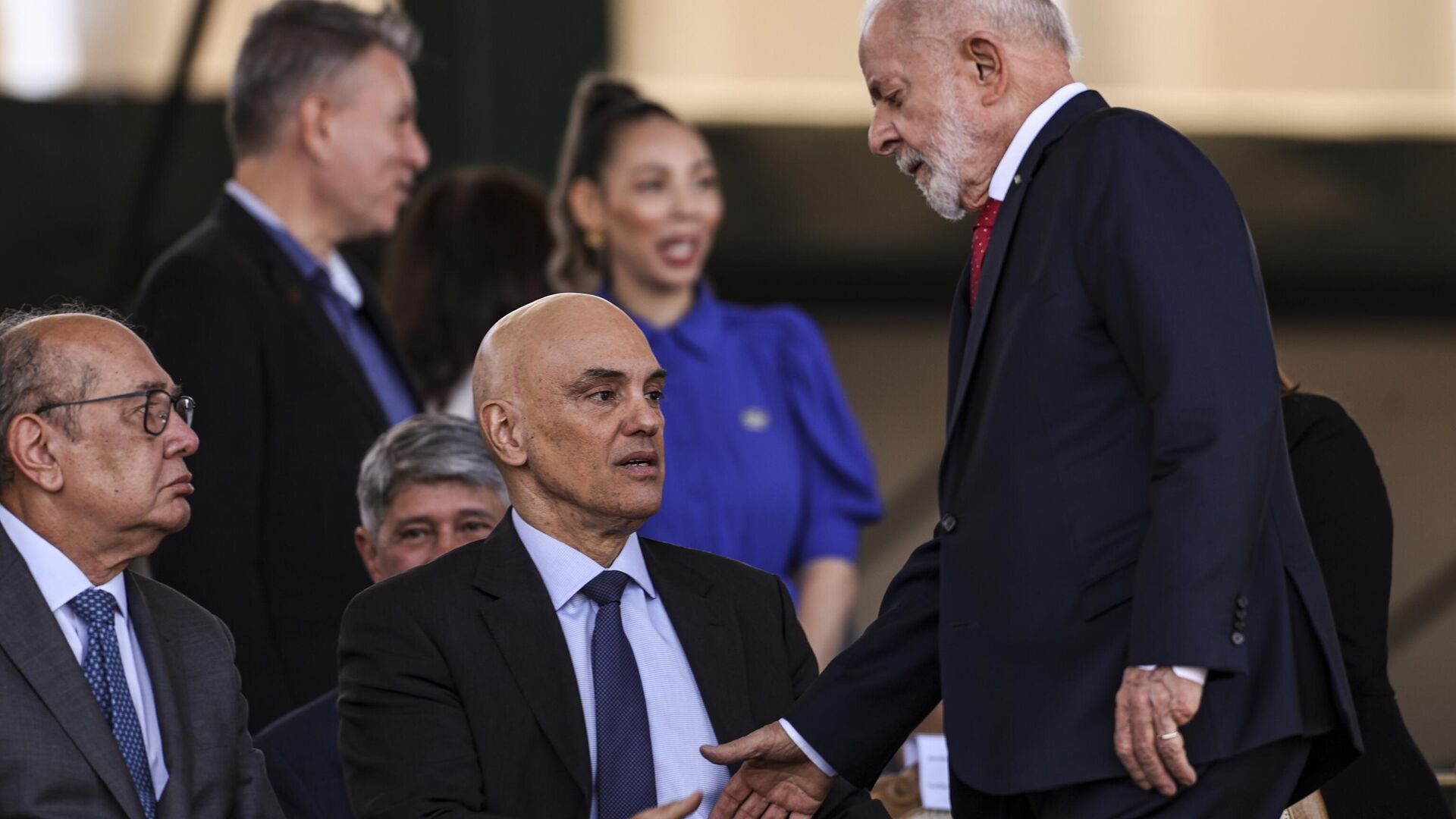 Os ministros do Supremo Tribunal Federal (STF), Gilmar Mendes (E) e Alexandre de Moraes, e o presidente Luiz Inácio Lula da Silva durante a solenidade comemorativa ao Dia do Soldado, no Quartel-General do Exército, em Brasília, 22 de agosto de 2024 - Sputnik Brasil, 1920, 31.07.2025