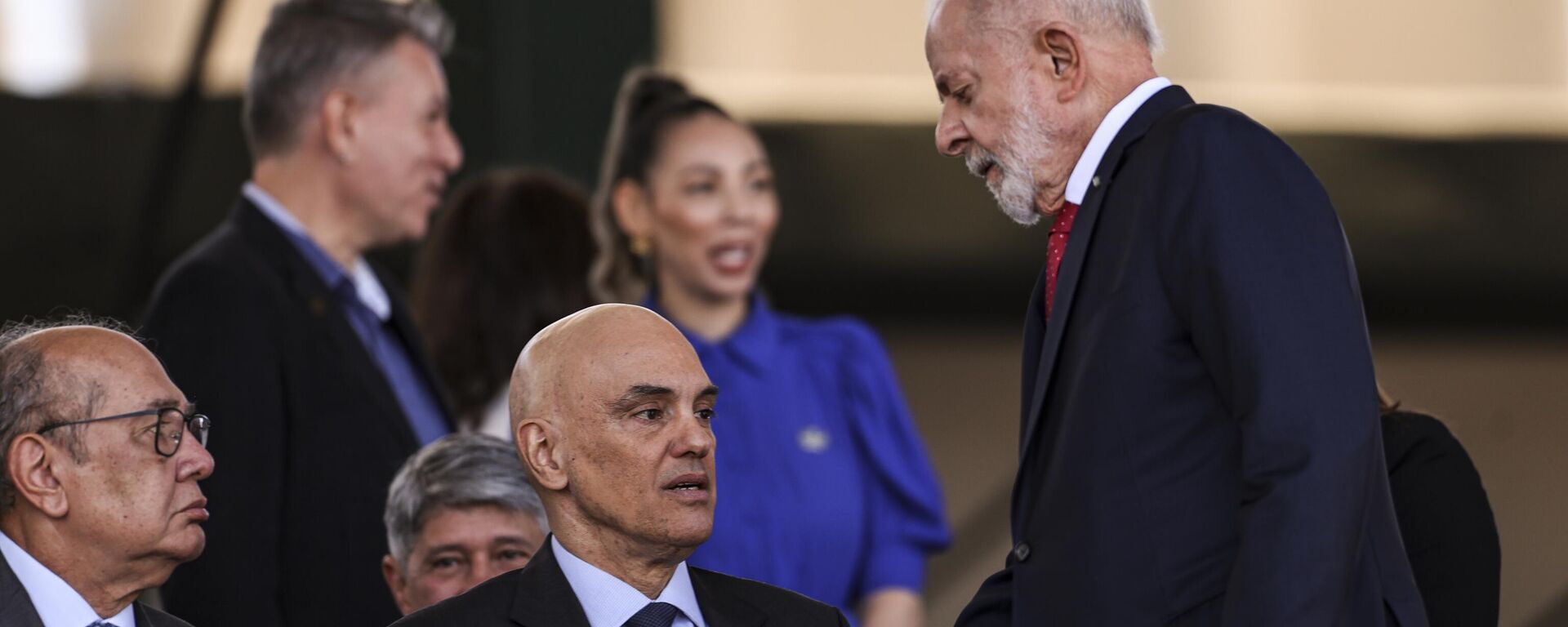 Os ministros do Supremo Tribunal Federal (STF), Gilmar Mendes (E) e Alexandre de Moraes, e o presidente Luiz Inácio Lula da Silva durante a solenidade comemorativa ao Dia do Soldado, no Quartel-General do Exército, em Brasília, 22 de agosto de 2024 - Sputnik Brasil, 1920, 31.07.2025