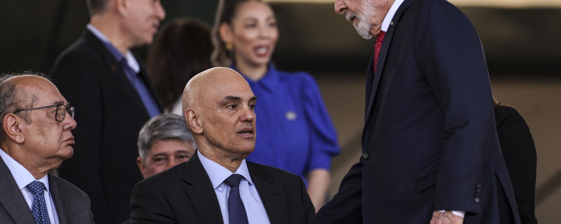 Os ministros do Supremo Tribunal Federal (STF), Gilmar Mendes (E) e Alexandre de Moraes, e o presidente Luiz Inácio Lula da Silva durante a solenidade comemorativa ao Dia do Soldado, no Quartel-General do Exército, em Brasília, 22 de agosto de 2024 - Sputnik Brasil, 1920, 31.07.2025