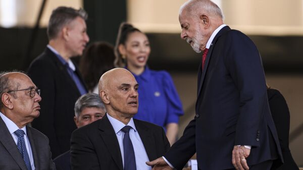 Os ministros do Supremo Tribunal Federal (STF), Gilmar Mendes (E) e Alexandre de Moraes, e o presidente Luiz Inácio Lula da Silva durante a solenidade comemorativa ao Dia do Soldado, no Quartel-General do Exército, em Brasília, 22 de agosto de 2024 - Sputnik Brasil