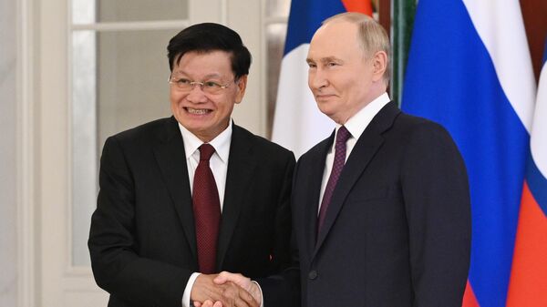  Presidente russo Vladimir Putin realiza negociações com seu homólogo laosiano Thongloun Sisoulith
 - Sputnik Brasil