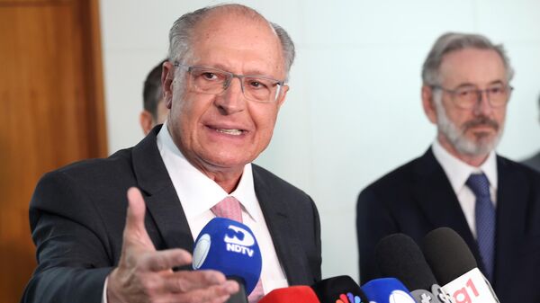 O vice-presidente da República e ministro do Desenvolvimento, Indústria, Comércio e Serviços, Geraldo Alckmin, fala durante entrevista coletiva após participar de reunião com Abrão Neto, Presidente da Câmara Americana de Comércio para Brasil - AMCHAM Brasil, para discutir medidas à tarifa de 50% dos EUA, Brasília, 16 de julho de 2025 - Sputnik Brasil