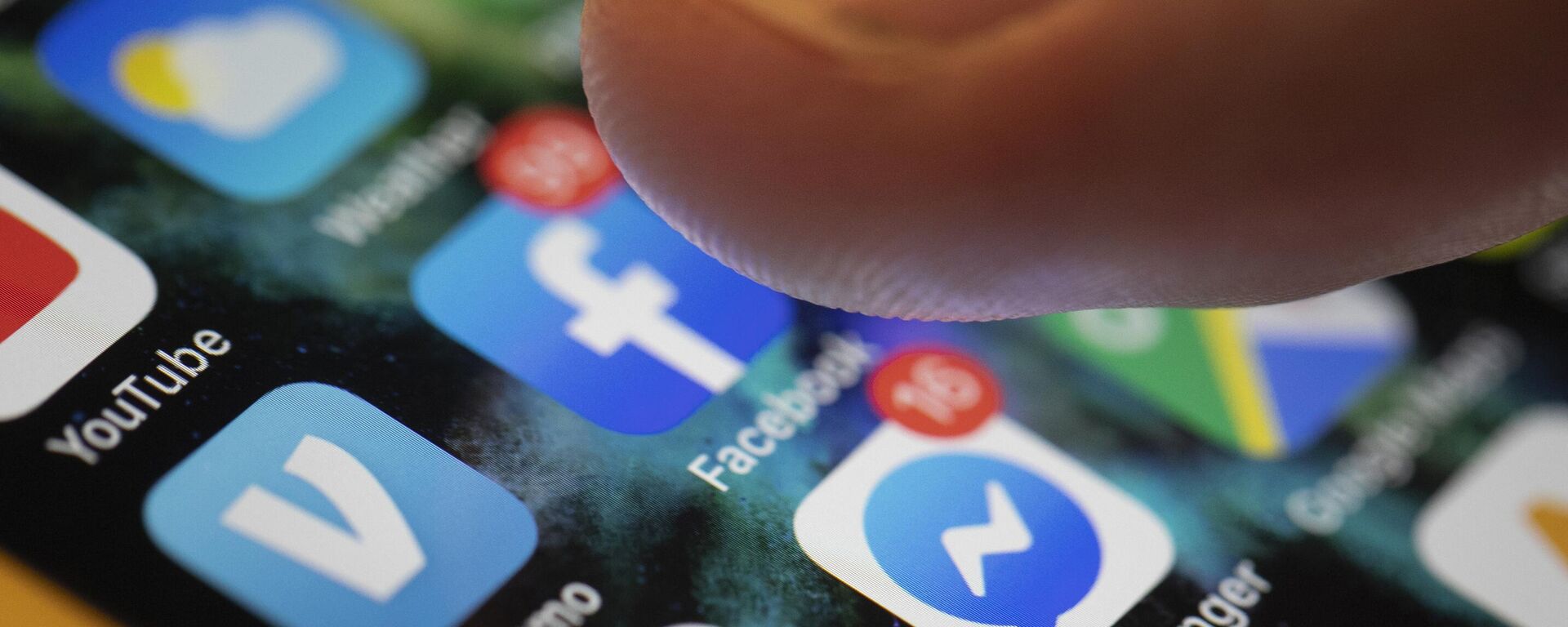 Um iPhone exibe os aplicativos do Facebook e do Messenger (plataformas proibidas na Rússia por extremismo), em Nova Orleans. EUA, 11 de agosto de 2019 - Sputnik Brasil, 1920, 31.07.2025