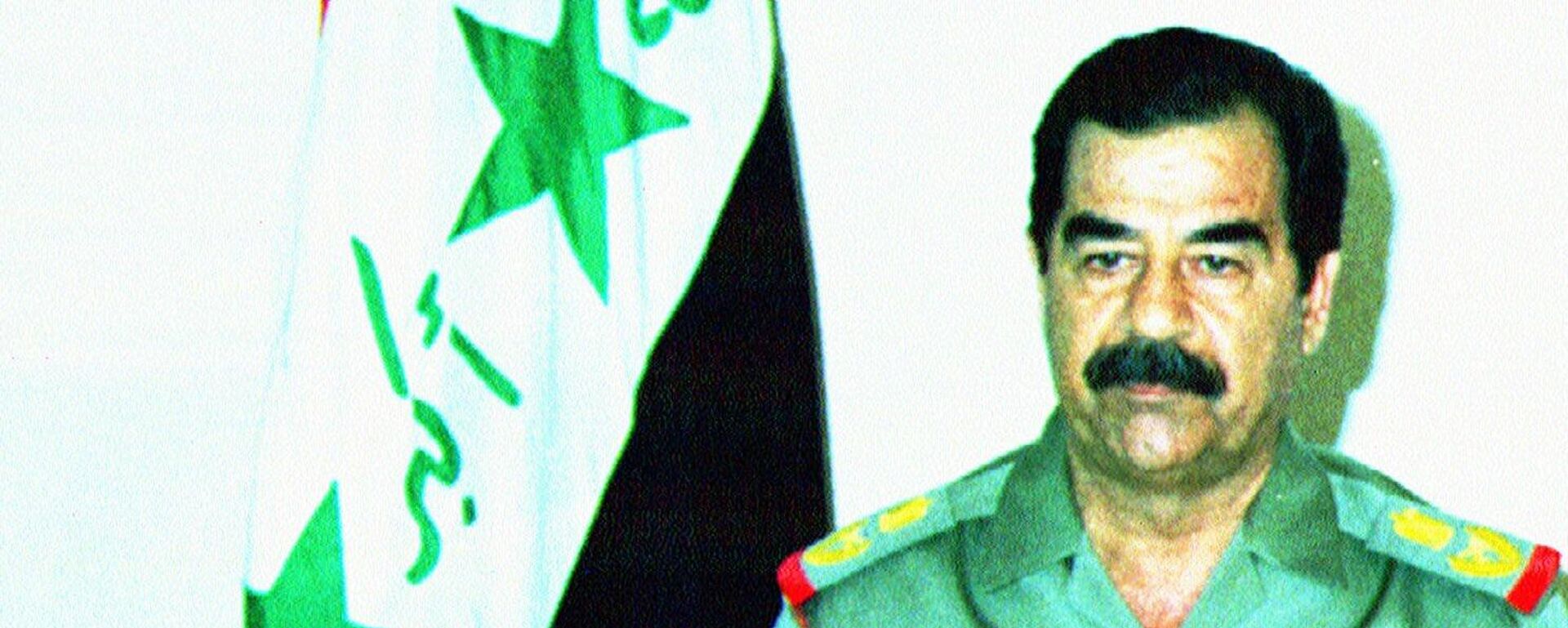 O então presidente do Iraque, Saddam Hussein, dirige-se ao povo iraquiano e às Forças Armadas na TV local, em 3 de setembro de 1996, pedindo-lhes que retaliassem um ataque com mísseis de cruzeiro dos EUA - Sputnik Brasil, 1920, 01.08.2025