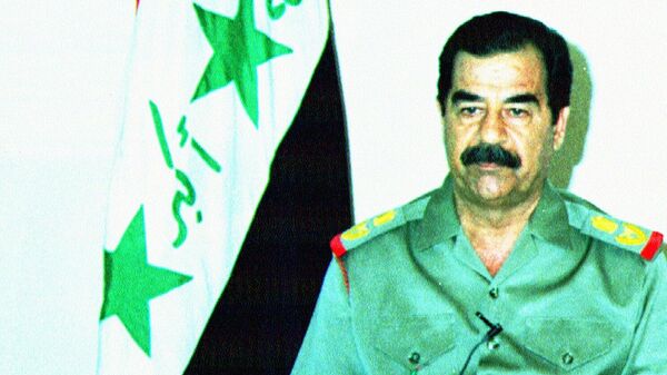 O então presidente do Iraque, Saddam Hussein, dirige-se ao povo iraquiano e às Forças Armadas na TV local, em 3 de setembro de 1996, pedindo-lhes que retaliassem um ataque com mísseis de cruzeiro dos EUA - Sputnik Brasil