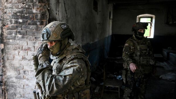 Atiradores de elite do grupo de tropas Centro treinando em condições de combate na direção de Krasnoarmeisk, na República Popular de Donetsk (RPD), em 21 de julho de 2025 - Sputnik Brasil
