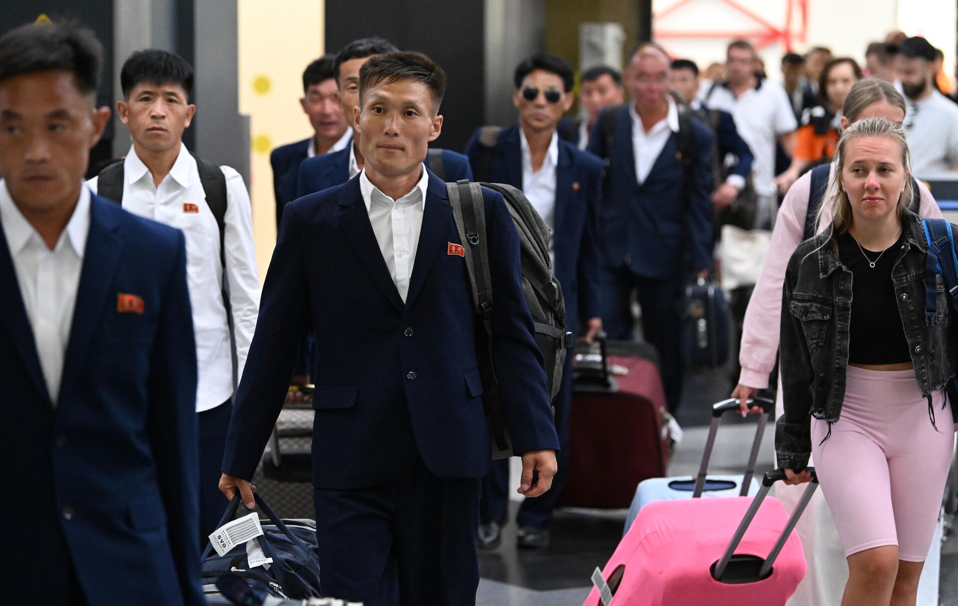 Passageiros se preparam para embarcar no voo direto entre a capital russa e Pyongyang, Moscou, Rússia, 29 de julho de 2025