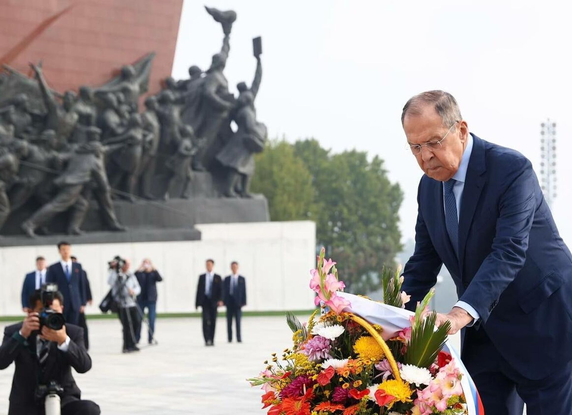 O Ministro das Relações Exteriores da Rússia, Sergey Lavrov, deposita flores nos monumentos a Kim Il-sung e Kim Jong-il, em Pyongyang, Coreia do Norte, em19 de outubro de 2023