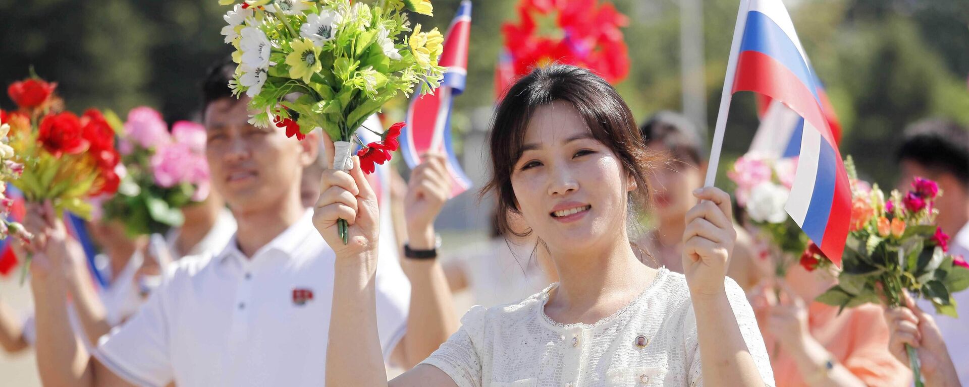 Pessoas dão as boas-vindas à chegada da delegação russa liderada por Alexander Kozlov, ministro de Recursos Naturais e Ecologia, no Aeroporto Internacional de Pyongyang, em Pyongyang, Coreia do Norte, 28 de julho de 2025 - Sputnik Brasil, 1920, 01.08.2025