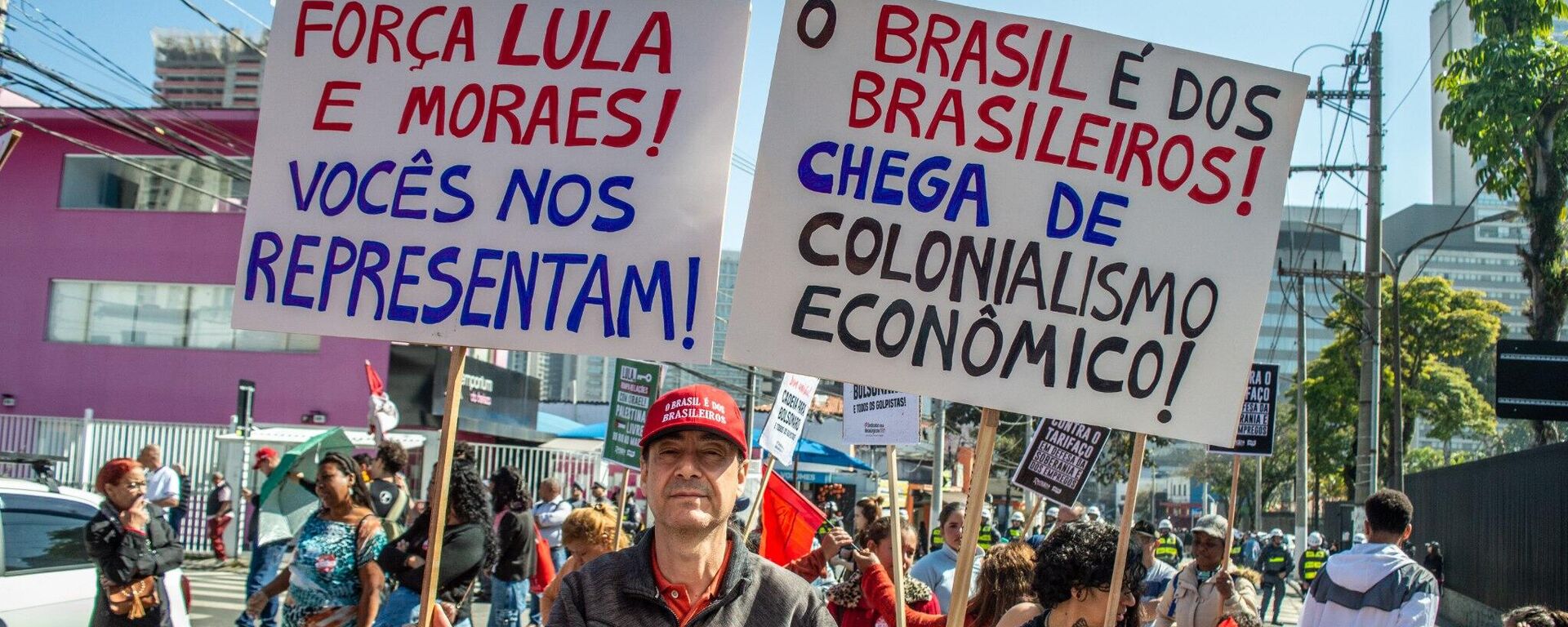 Centenas de manifestantes se reuniram nesta sexta-feira (1º), em frente ao Consulado-Geral dos Estados Unidos em São Paulo (SP), para protestar contra a recente decisão do presidente estadunidense, Donald Trump, de impor tarifas de 50% sobre produtos brasileiros - Sputnik Brasil, 1920, 01.08.2025