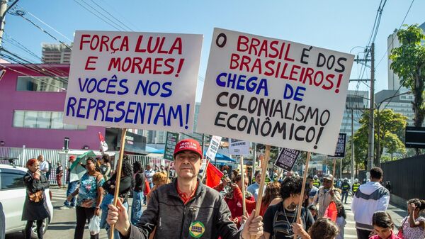 Centenas de manifestantes se reuniram nesta sexta-feira (1º), em frente ao Consulado-Geral dos Estados Unidos em São Paulo (SP), para protestar contra a recente decisão do presidente estadunidense, Donald Trump, de impor tarifas de 50% sobre produtos brasileiros - Sputnik Brasil