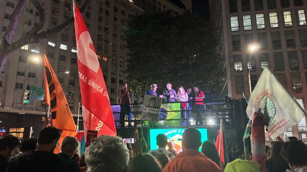 Manifestação pela soberania brasileira em frente ao consulado dos EUA. Rio de Janeiro, 1º de agosto de 2025 - Sputnik Brasil