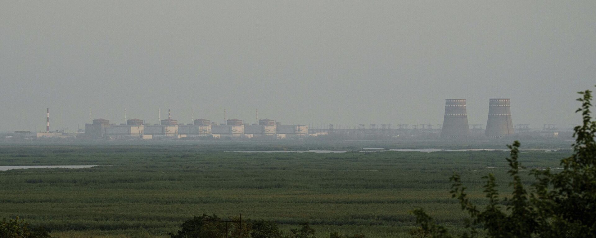 Vista da planta nuclear de Zaporozhie, próxima ao rio Dniepre. 2 de setembro de 2024. - Sputnik Brasil, 1920, 02.08.2025