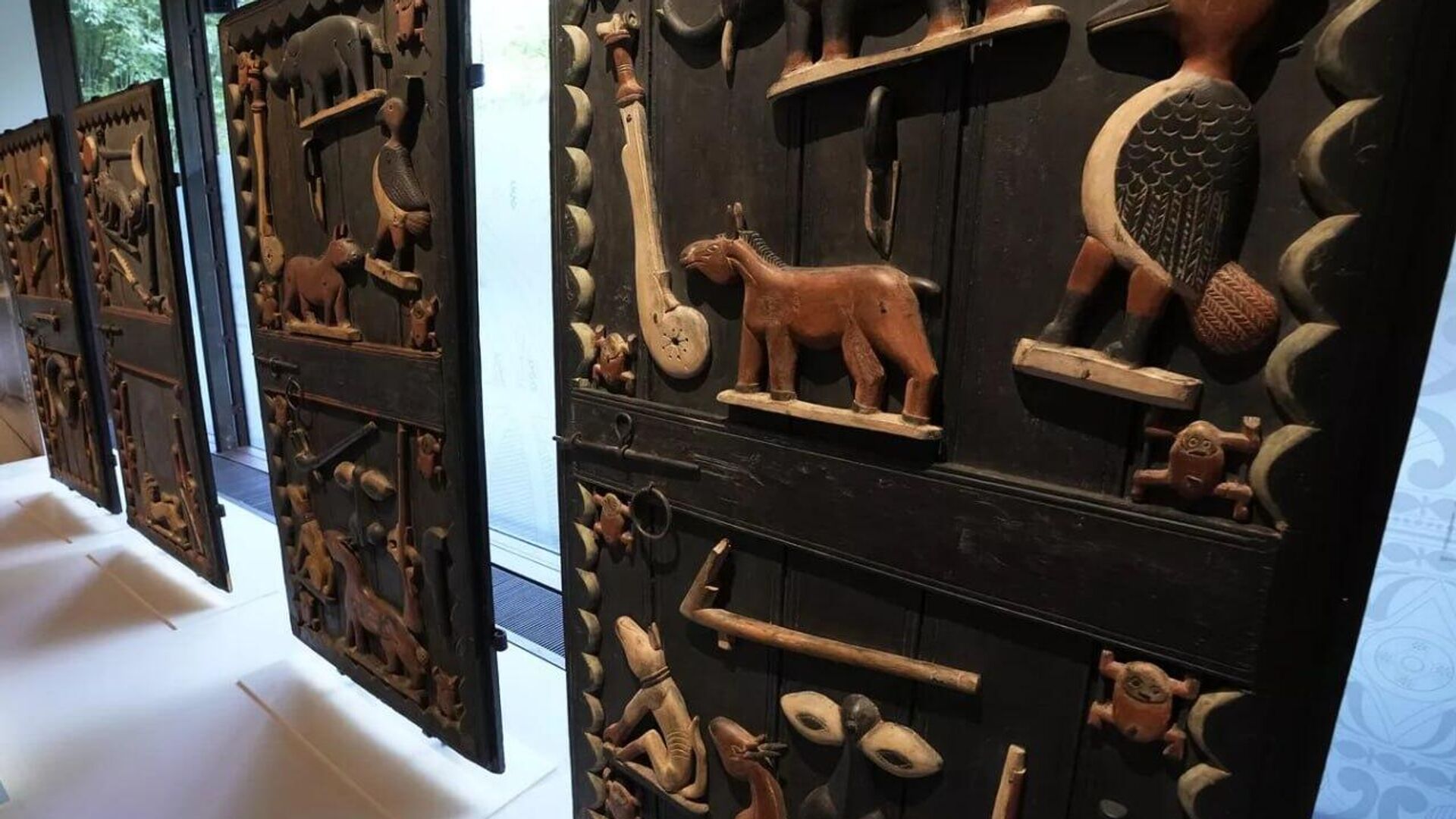 Expondo artefatos roubados da África, Europa visa convencer europeus da sua supremacia, diz analista africano Expondo artefatos roubados da África, Europa visa convencer europeus da sua supremacia, diz analista africano - Sputnik Brasil, 1920, 02.08.2025