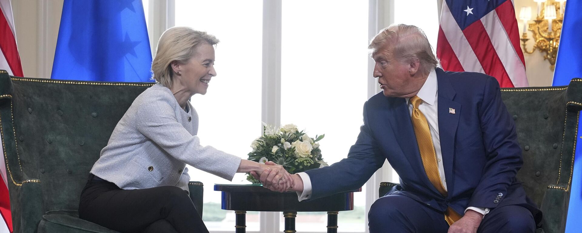 O presidente dos Estados Unidos, Donald Trump (à dir.), e a presidente da Comissão Europeia, Ursula von der Leyen (à esq.), apertam as mãos após fecharem um acordo comercial no campo de golfe Trump , em Turnberry, na Escócia. 27 de julho de 2025. - Sputnik Brasil, 1920, 09.09.2025