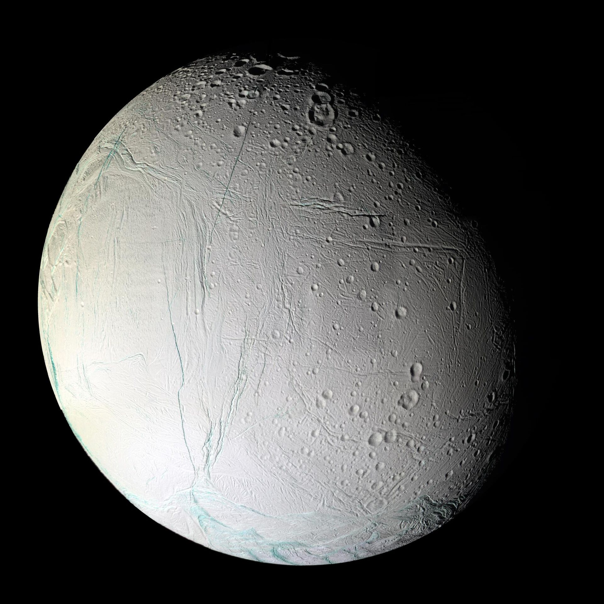 Várias fraturas azul-esverdeadas podem ser vistas neste mosaico de cores falsas tirado durante o segundo sobrevoo próximo de Encélado pela Cassini, em 9 de março de 2005. O mosaico mostra o hemisfério anti-saturnino de Encélado — o lado que sempre fica voltado para longe de Saturno