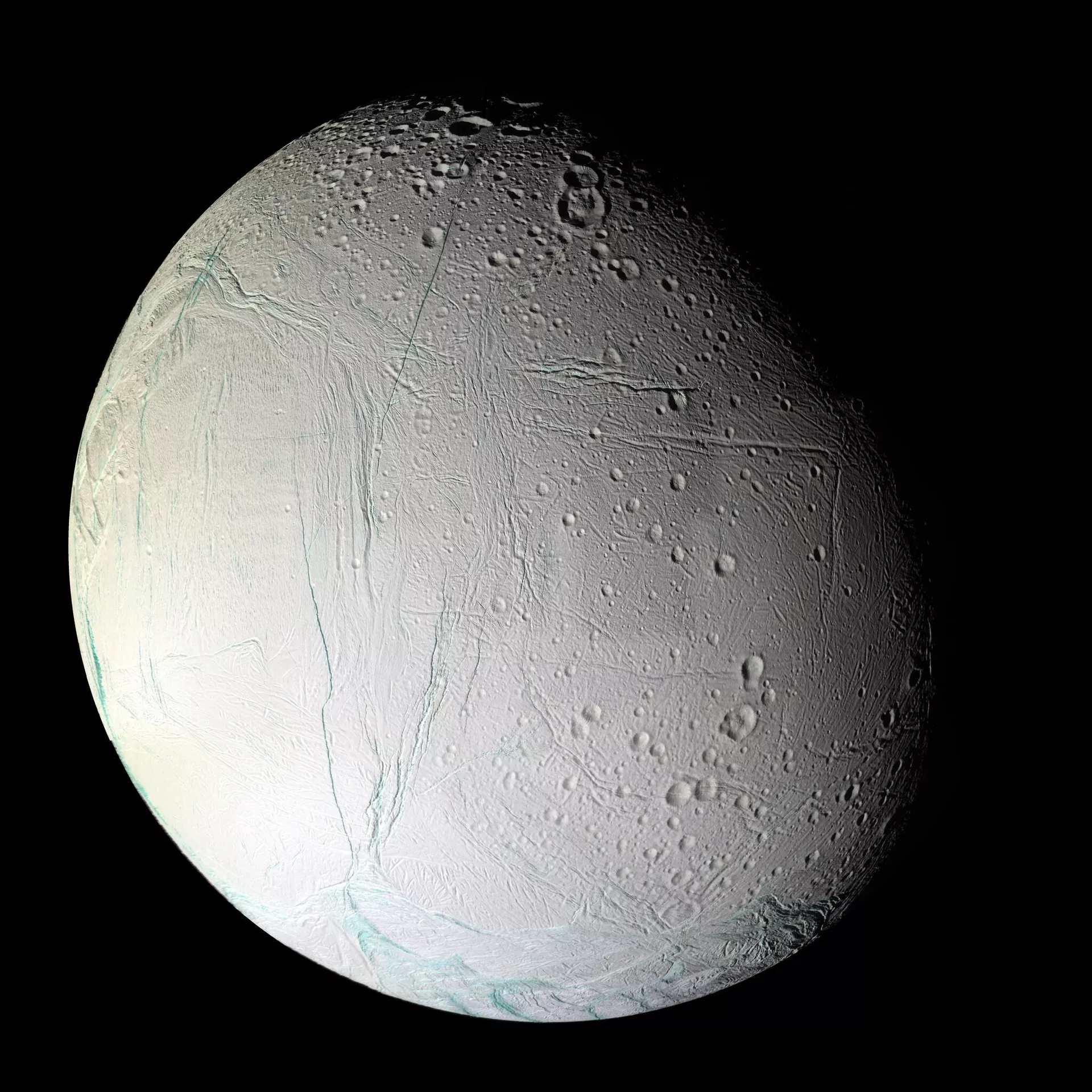 Várias fraturas azul-esverdeadas podem ser vistas neste mosaico de cores falsas tirado durante o segundo sobrevoo próximo de Encélado pela Cassini, em 9 de março de 2005. O mosaico mostra o hemisfério anti-saturnino de Encélado — o lado que sempre fica voltado para longe de Saturno - Sputnik Brasil, 1920, 03.08.2025