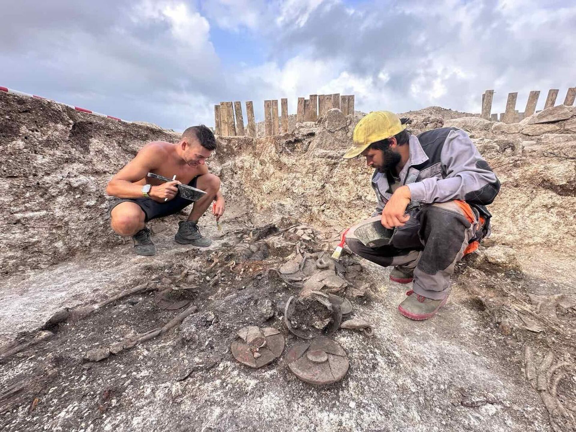 O túmulo de um guerreiro trácio com um cavalo descoberto por arqueólogos
