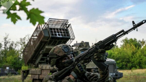 Vale destacar que o agrupamento russo Tsentr (Centro) liquidou mais de 375 efetivos inimigos, um tanque, um blindado, quatro carros, cinco peças de artilharia de campo e um lançador do sistema de mísseis antiaéreos S-300 - Sputnik Brasil