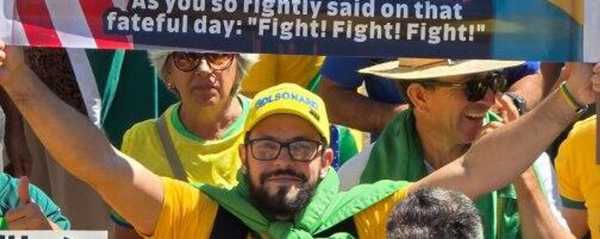 Manifestante leva cartaz em apoio às ações de Donald Trump contra o judiciário brasileiro. 3 de agosto de 2025. - Sputnik Brasil, 1920, 03.08.2025