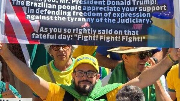 Manifestante leva cartaz em apoio às ações de Donald Trump contra o judiciário brasileiro. 3 de agosto de 2025. - Sputnik Brasil
