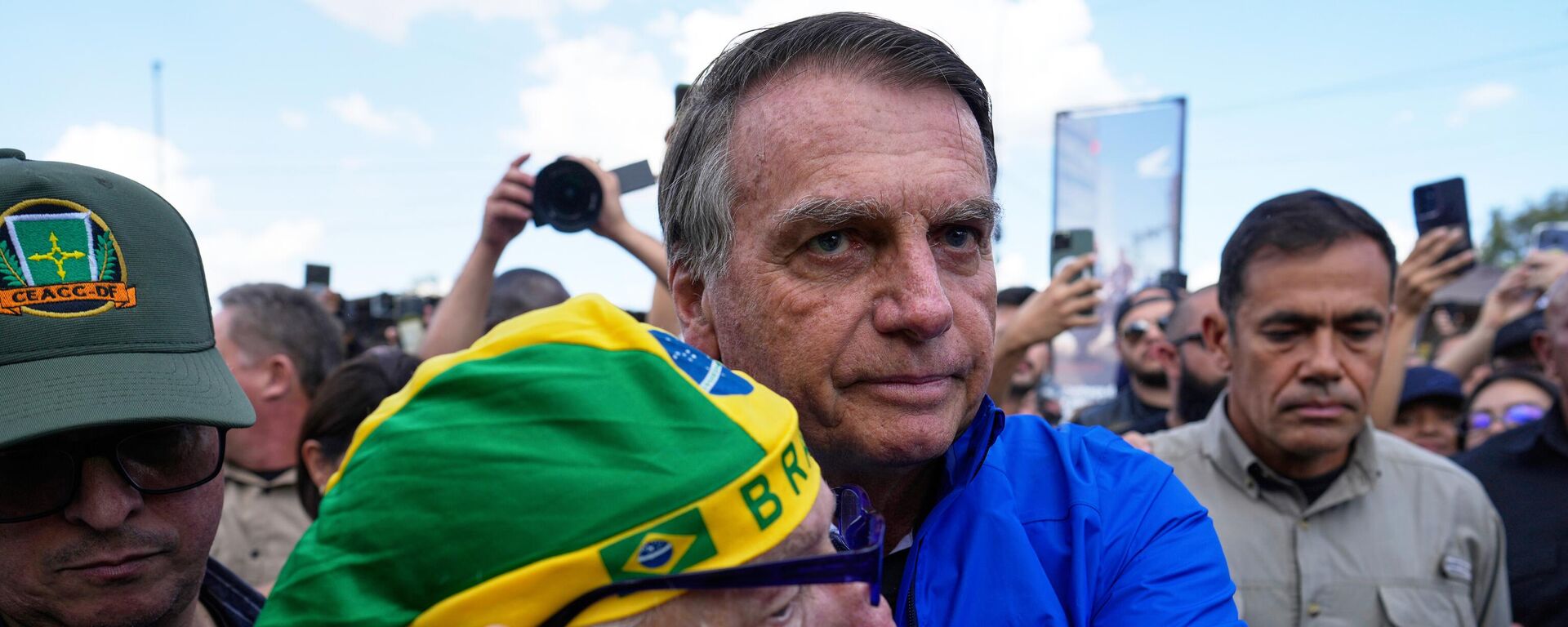 O ex-presidente do Brasil Jair Bolsonaro abraça apoiador durante motociata, em Brasília, no Distrito Federal. 29 de julho de 2025. - Sputnik Brasil, 1920, 03.08.2025