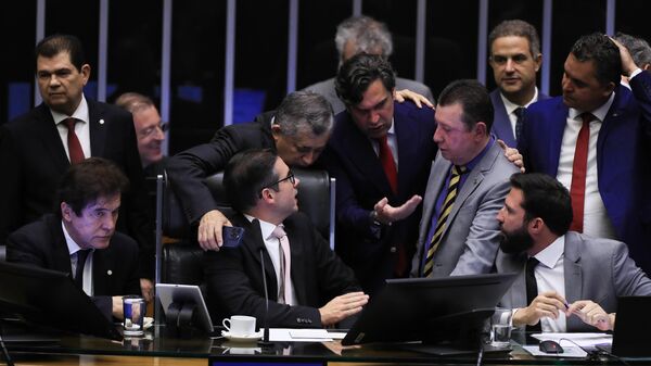 Hugo Motta (Republicanos-PB, ao centro, sentado) preside sessão da Câmara dos Deputados, em Brasília (DF). Brasil, 8 de julho de 2025 - Sputnik Brasil