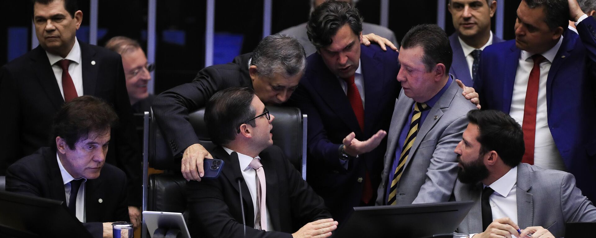 Hugo Motta (Republicanos-PB, ao centro, sentado) preside sessão da Câmara dos Deputados, em Brasília (DF). Brasil, 8 de julho de 2025 - Sputnik Brasil, 1920, 04.08.2025