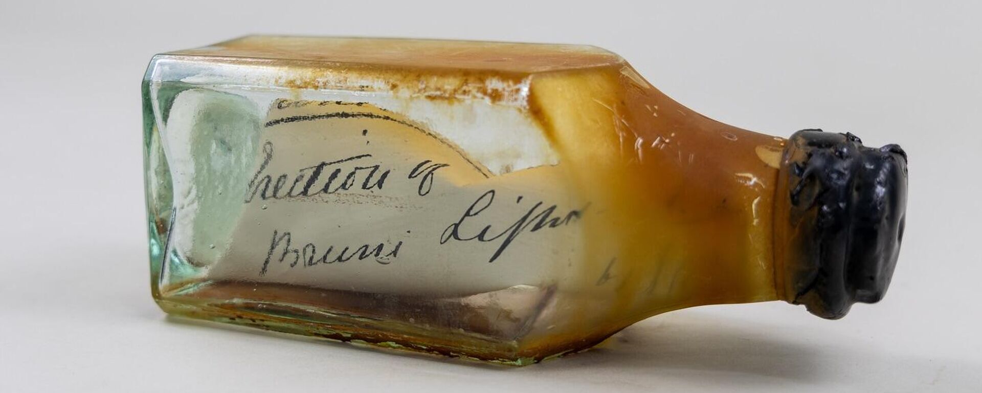 Uma mensagem de 122 anos em uma garrafa foi encontrada escondida dentro de uma cavidade na parede da histórica sala de lanternas no farol de Cape Bruny, na Tasmânia - Sputnik Brasil, 1920, 05.08.2025