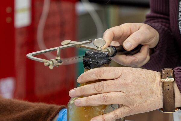 O conservador responsável por recuperar a mensagem destacou que a garrafa estava selada com uma rolha revestida de betume, o que dificultou a remoção do manuscrito - Sputnik Brasil