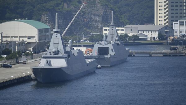 Os dois novos destróieres fragata classe Mogami e fragata classe Kumano da Força Marítima de Autodefesa do Japão são vistos atracados na base naval da JMSDF em Yokosuka, prefeitura de Kanagawa, sul de Tóquio, Japão, 5 de setembro de 2022 - Sputnik Brasil