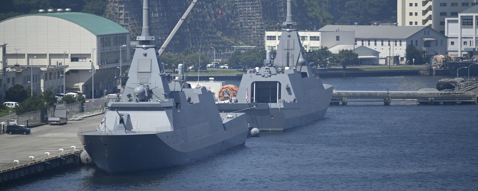 Os dois novos destróieres fragata classe Mogami e fragata classe Kumano da Força Marítima de Autodefesa do Japão são vistos atracados na base naval da JMSDF em Yokosuka, prefeitura de Kanagawa, sul de Tóquio, Japão, 5 de setembro de 2022 Os dois novos destróieres fragata classe Mogami e fragata classe Kumano da Força Marítima de Autodefesa do Japão são vistos atracados na base naval da JMSDF em Yokosuka, prefeitura de Kanagawa, sul de Tóquio, Japão, 5 de setembro de 2022 - Sputnik Brasil, 1920, 05.08.2025