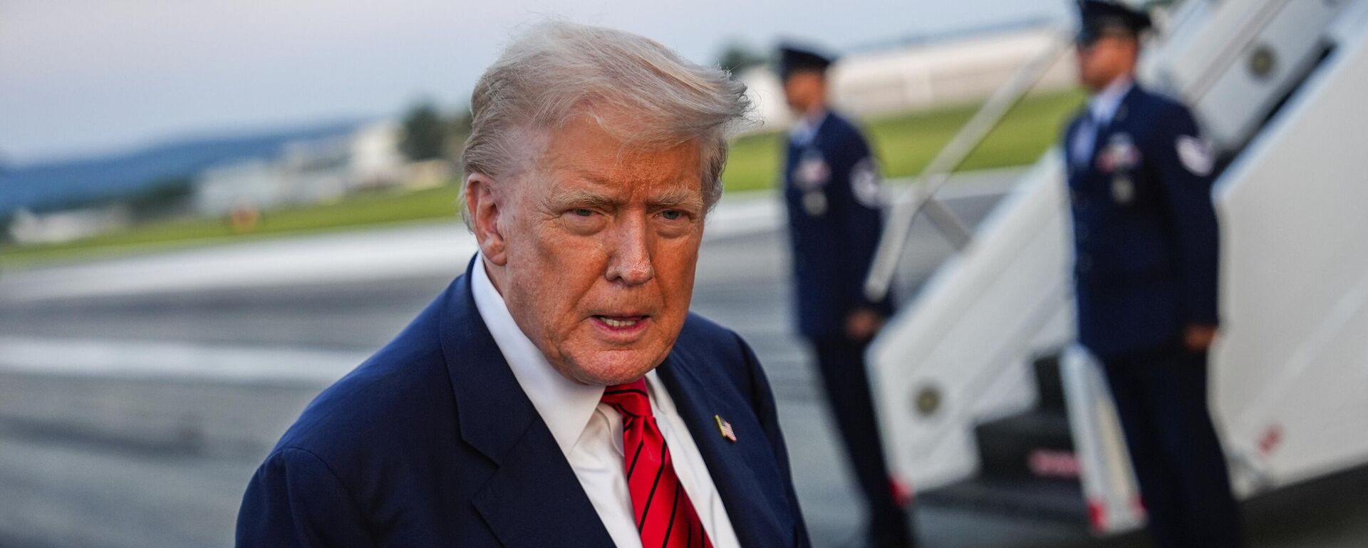 Donald Trump fala com repórteres antes de embarcar no Air Force One, no Aeroporto Internacional de Lehigh Valley, em Allentown, Pensilvânia. EUA, 3 de agosto de 2025 - Sputnik Brasil, 1920, 19.08.2025