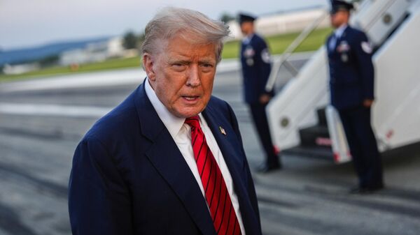 Donald Trump fala com repórteres antes de embarcar no Air Force One, no Aeroporto Internacional de Lehigh Valley, em Allentown, Pensilvânia. EUA, 3 de agosto de 2025 - Sputnik Brasil