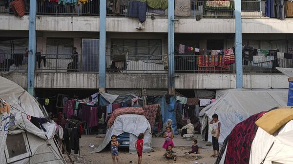 Palestinos deslocados vivem em uma escola administrada pela UNRWA, a agência da ONU, na Cidade de Gaza, segunda-feira, 23 de junho de 2025. (AP Photo/Jehad Alshrafi, Arquivo) - Sputnik Brasil