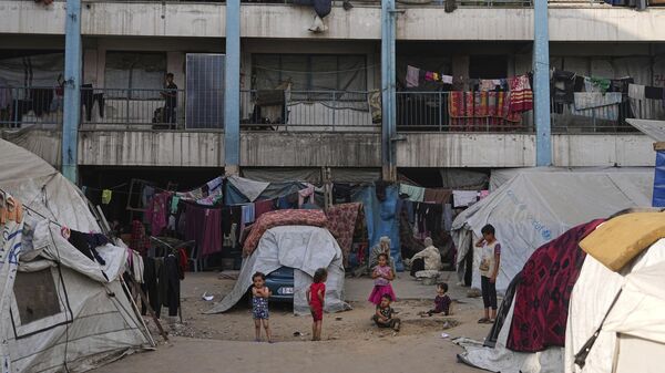 Palestinos deslocados vivem em uma escola administrada pela UNRWA, a agência da ONU, na Cidade de Gaza, segunda-feira, 23 de junho de 2025. (AP Photo/Jehad Alshrafi, Arquivo) Palestinos deslocados vivem em uma escola administrada pela UNRWA, a agência da ONU, na Cidade de Gaza, segunda-feira, 23 de junho de 2025. (AP Photo/Jehad Alshrafi, Arquivo) - Sputnik Brasil