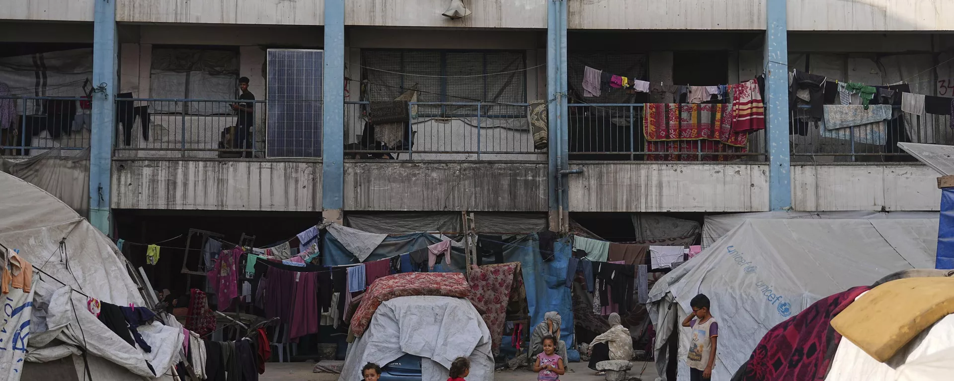 Palestinos deslocados vivem em uma escola administrada pela UNRWA, a agência da ONU, na Cidade de Gaza, segunda-feira, 23 de junho de 2025. (AP Photo/Jehad Alshrafi, Arquivo) - Sputnik Brasil, 1920, 21.04.2026