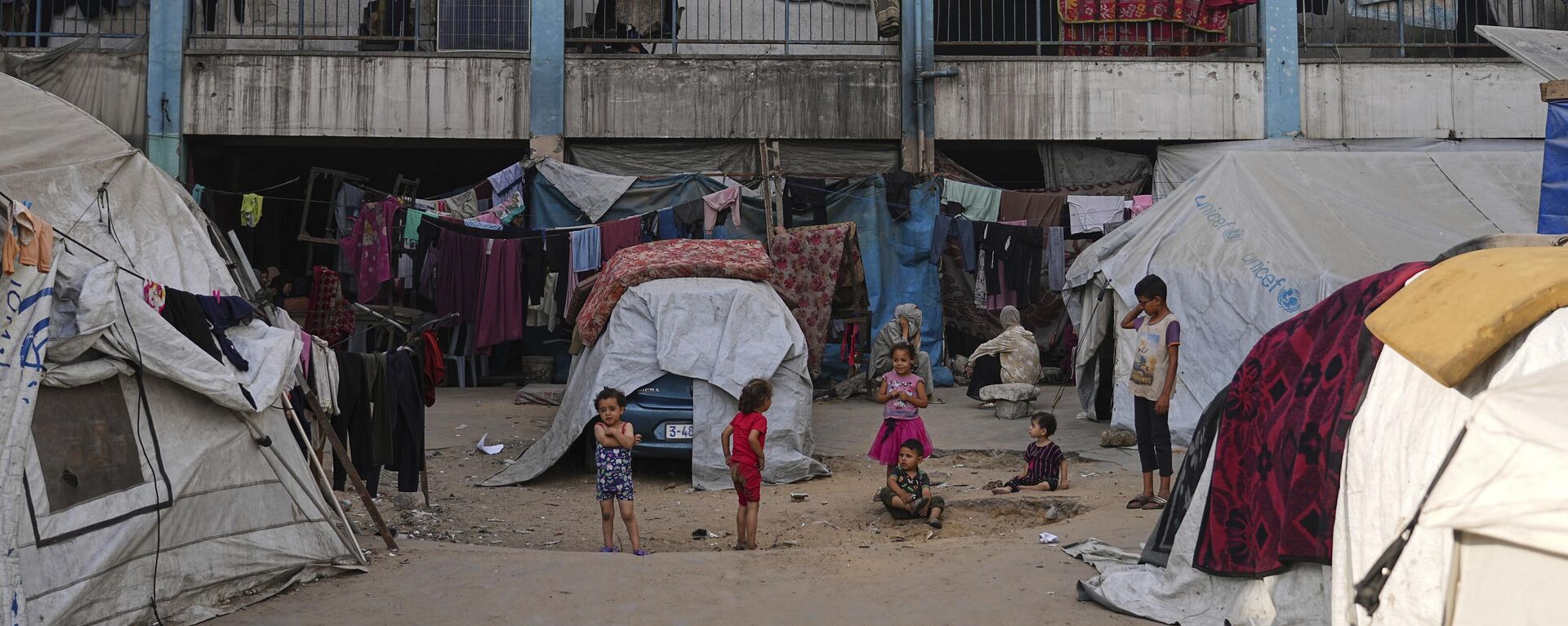 Palestinos deslocados vivem em uma escola administrada pela UNRWA, a agência da ONU, na Cidade de Gaza, segunda-feira, 23 de junho de 2025. (AP Photo/Jehad Alshrafi, Arquivo) - Sputnik Brasil, 1920, 21.04.2026