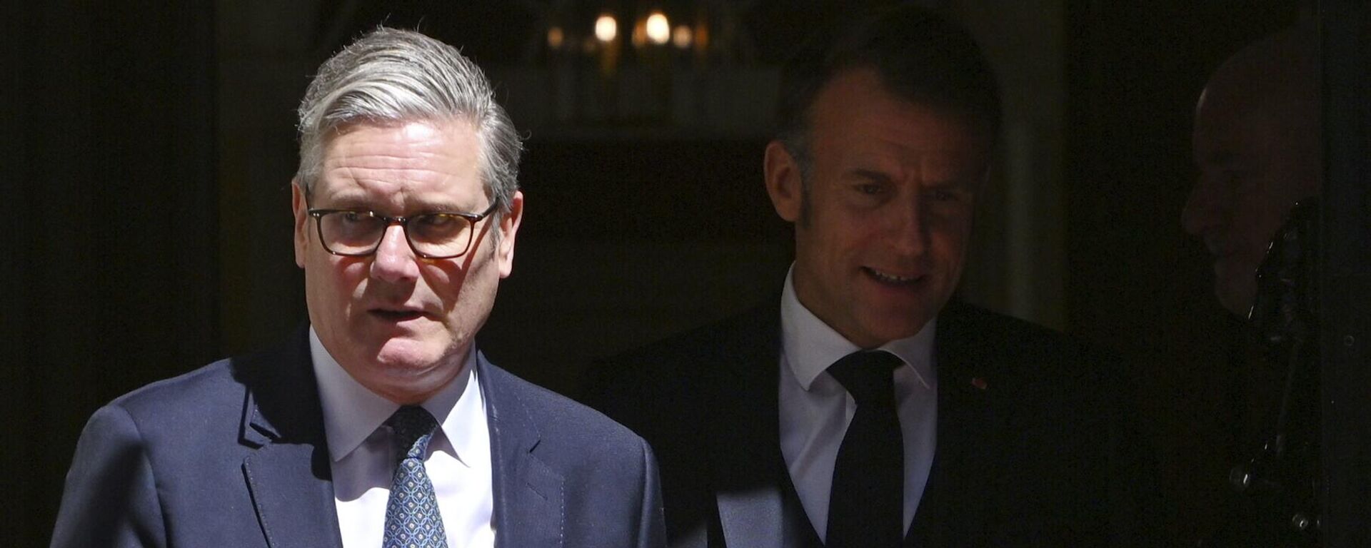 O primeiro-ministro britânico, Keir Starmer, e o presidente francês, Emmanuel Macron (em segundo plano), saem do número 10 da Downing Street, residência oficial do premiê, em Londres, em 10 de julho de 2025 - Sputnik Brasil, 1920, 14.08.2025