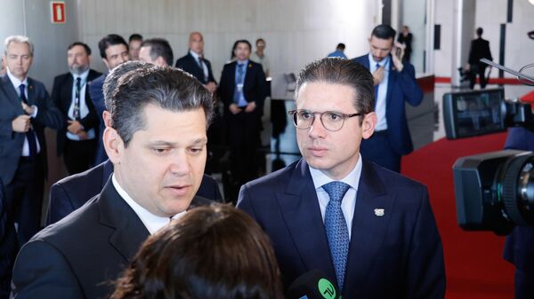 Presidente do Senado Federal, Davi Alcolumbre (União-AP) e presidente da Câmara dos Deputados, Hugo Motta (Republicano -PB) falam à imprensa durante 11º Fórum Parlamentar do BRICS em 4 de junho de 2025 - Sputnik Brasil