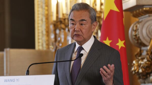 O ministro das Relações Exteriores da China, Wang Yi, fala com jornalistas durante uma entrevista coletiva no Ministério das Relações Exteriores em Paris, 4 de julho de 2025 O ministro das Relações Exteriores da China, Wang Yi, fala com jornalistas durante uma entrevista coletiva no Ministério das Relações Exteriores em Paris, 4 de julho de 2025 - Sputnik Brasil