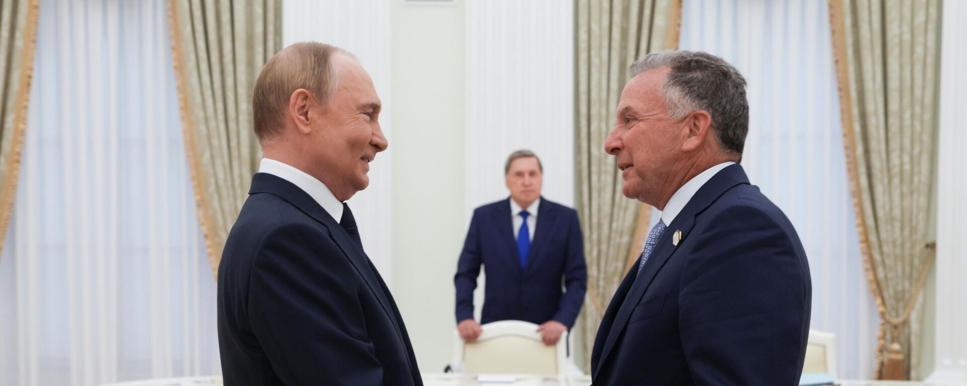 O presidente da Rússia, Vladimir Putin, cumprimenta o enviado especial norte-americano Steve Witkoff - Sputnik Brasil, 1920, 17.08.2025